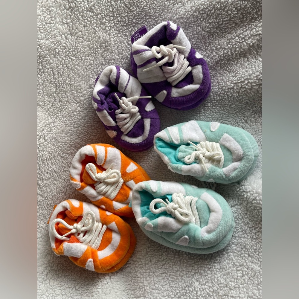 3 pair HAPPY FEET BABY SHOES (0-9mos)